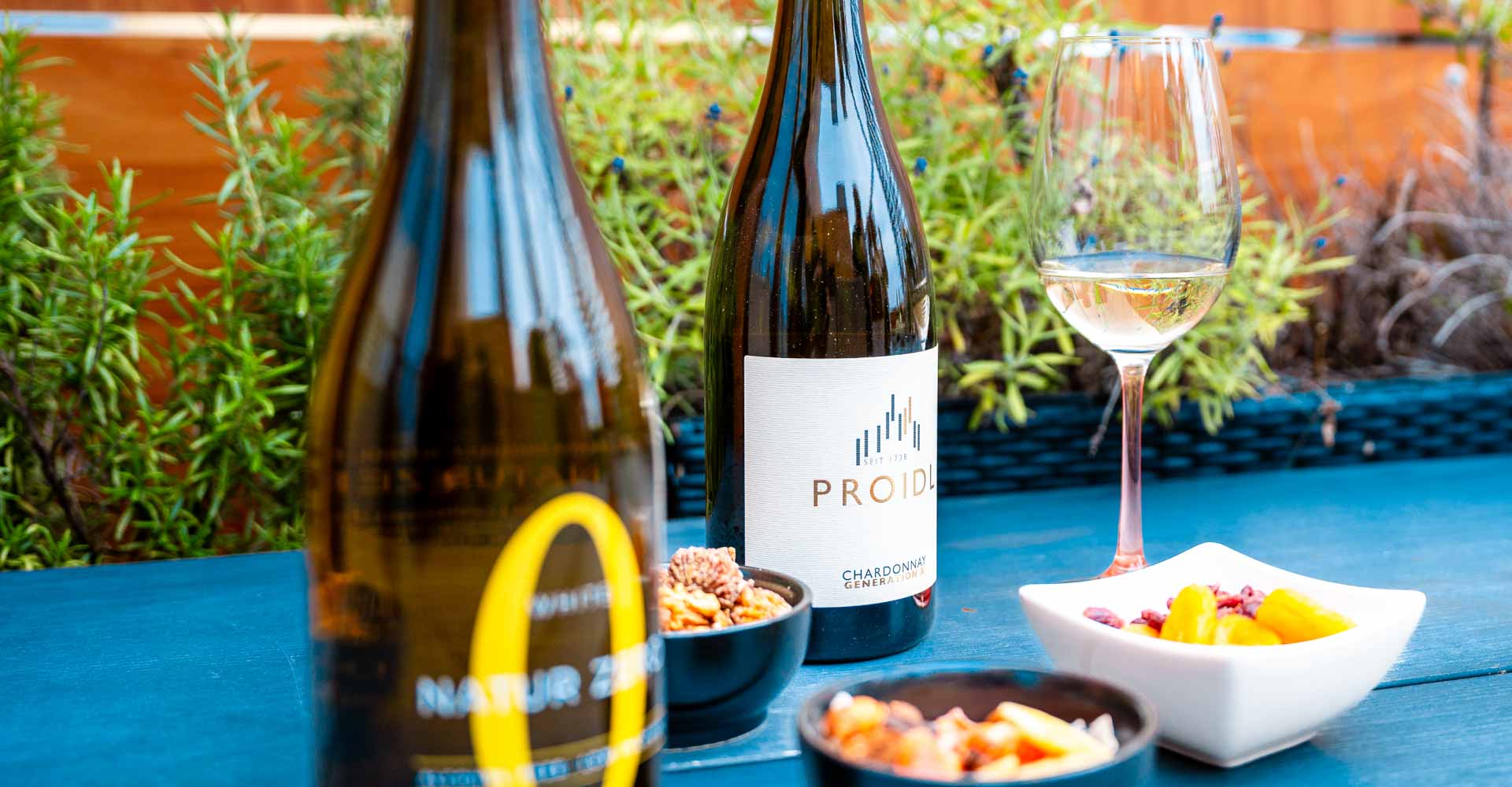 Bílé víno k jídlu - sušené ovoce a oříšky